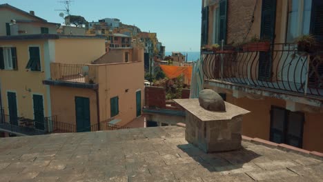 Cinque-Terre-Corniglia-Bunte-Häuser-Und-Dächer-Mit-Blick-Auf-Das-Meer