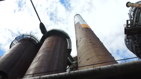 Sitio-Del-Patrimonio-Mundial-De-La-Unesco-Con-Antiguas-Chimeneas-De-La-Planta-Siderúrgica-De-Volklingen-En-Voelklingen,-Alemania