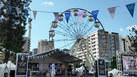 Bühnenwettbewerb-Und-Show-Beim-48.-Paniyiri-Greek-Festival-Mit-Bühne-Und-Riesenrad-Im-Hintergrund