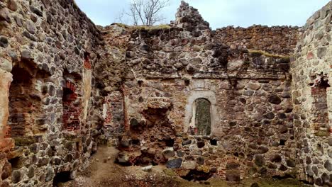 Aufschlussreiche-Drohne-Zeigt-Die-Historische-Lettische-Burgruine-Ruana,-Ein-Kultureller-Ort