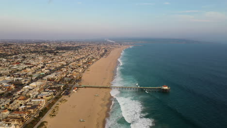 Manhattan-Beach-Y-El-Muelle-De-Manhattan-Beach-En-La-Costa-Del-Pacífico-En-Los-Ángeles,-California