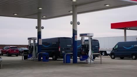 Amazonas-En-Gasolinera-Llenando-Tanques-De-Gasolina-Con-Combustible