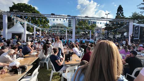 Gran-Multitud-Comiendo-Comida-Griega-Y-Viendo-Un-Espectáculo-De-Danza-En-El-Festival-Griego-Paniyiri-En-Brisbane,-Australia.