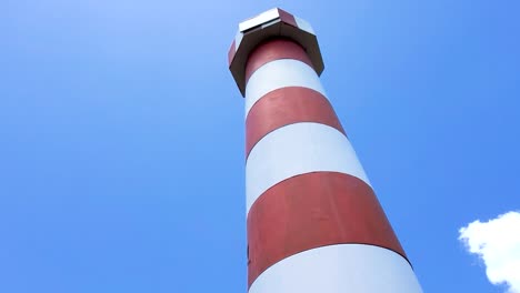 Cerrar-El-Faro-Rojo-Y-Blanco-De-La-Isla-Cayo-De-Agua,-Vista-De-ángulo-Alto