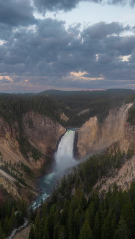 Vertikaler-4k-Zeitraffer,-Lower-Falls-Im-Yellowstone-Nationalpark,-Wyoming,-USA