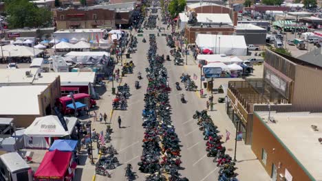 Vista-Aérea-Por-Drones-Del-Rally-De-Motocicletas-Sturgis-2020-En-Las-Colinas-Negras-De-Dakota-Del-Sur