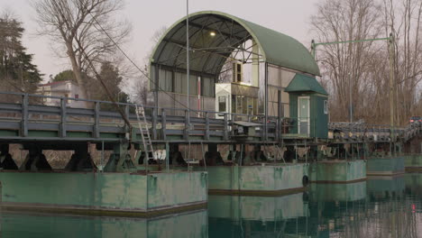 Autos-überqueren-Wasserbrücke