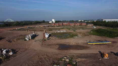 Vista-Aérea-Del-Marco-De-Viviendas-Residenciales-Sobrevolando-El-Desarrollo-Inacabado-En-El-Sitio-De-Construcción-Urbana-De-Bienes-Raíces