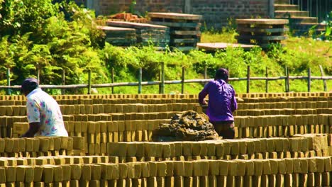 Arbeiter-Ordnen-Rohe-Ziegel-Zum-Trocknen-In-Der-Sonne-In-Bangladesch