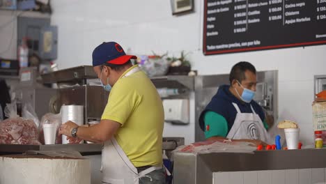 Carniceros-Con-Mascarilla-En-Mercado-Popular-En-México