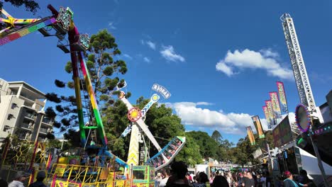 Gran-Multitud-Asiste-Al-Festival-Griego-Paniyiri-En-Brisbane,-Australia,-Disfrutando-De-Emocionantes-Jinetes