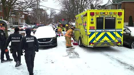Notfallteams-An-Einem-Verschneiten-Unfallort-In-Montreal,-Québec,-Mit-Krankenwagen-Und-Polizeipräsenz