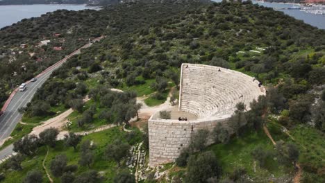 Círculo-De-Drones-Aéreos-Teatro-Antiphellos-Con-Vistas,-En-Kas,-Turquía:-1.ª-B