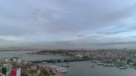 Vista-Aérea-De-La-Torre-De-Galata-Y-El-Bósforo-De-Estambul