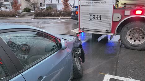 Coche-Dañado-Cerca-De-Vehículos-De-Rescate-En-La-Escena-De-Un-Accidente-Vehicular-En-Montreal,-Canadá