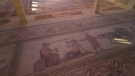 Eine-Detaillierte-Ansicht-Der-Mosaiken-Im-Haus-Des-Dionysos,-Die-Mythologische-Szenen-Mit-Griechischen-Inschriften-Darstellen