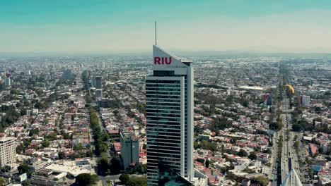 Toma-Aérea-Del-Hotel-Riu-En-Guadalajara,-Jalisco,-México