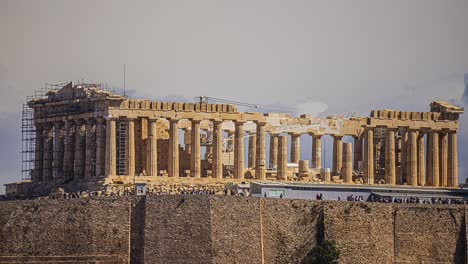 Acrópolis-De-Atenas,-Grecia-Repleta-De-Turistas---Lapso-De-Tiempo-Aislado-En-El-Paisaje-Nublado