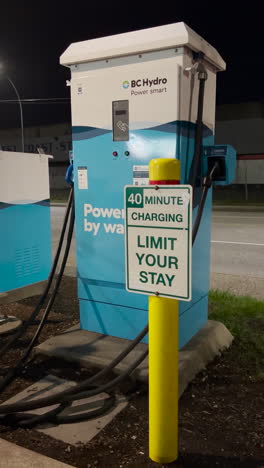 Primer-Plano-De-La-Estación-De-Carga-Para-Coches-Eléctricos-Por-La-Noche