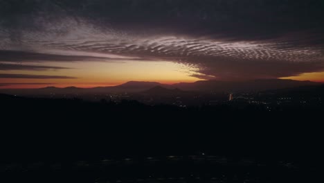 Sonnenuntergang-Drohne-Fliegen-Santiago-De-Chile-Abenddämmerung-Anden-Nebel-Gold-Farbverlauf-Violett-Skyline
