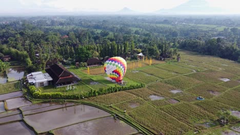 Complejo-Que-Instala-Un-Globo-Aerostático-Para-Volar-Sobre-Campos-De-Arroz-Y-El-Monte-Agung-En-Ubud,-Bali