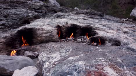 Ewige-Flammen:-Erdgaskamin-Brennt-Aus-Steinfelsen-Am-Berg-Chimaera,-Türkei