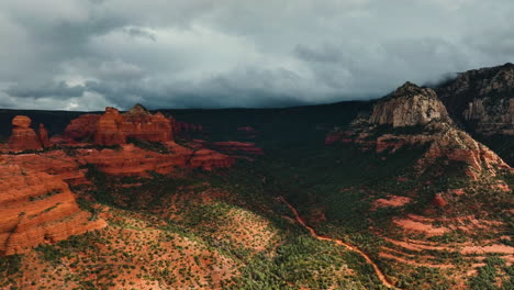 Scenery-Of-Red-Sandstone-Hiking-Mountains-In-Sedona,-Arizona,-USA