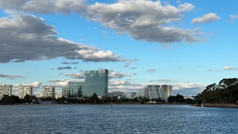 Mittlere-Aufnahme-über-Den-Swan-River-Zum-Burswood-Crown-Casino-In-Perth,-Blauer-Himmel,-Geschwollene-Wolken