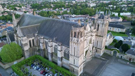 Catedral-De-San-Pedro-En-Poitiers,-Francia