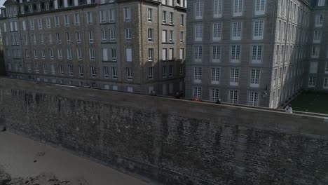 Drone-footage-of-the-Wall-of-Saint-Malo-with-people-and-tourist,-Saint-Malo,-Bretagne,-France