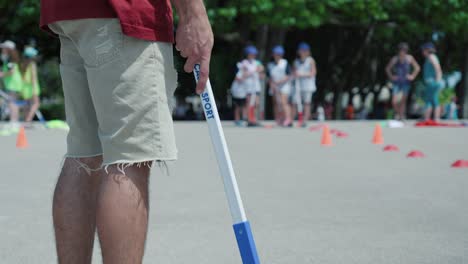 Toma-En-Cámara-Lenta-De-Un-Niño-Sosteniendo-Un-Palo-De-Hockey-Y-Una-Pelota-Esperando-Para-Jugar