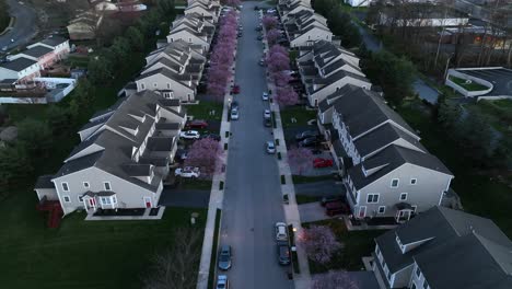 Amerikanische-Nachbarschaftsstraße-Mit-Weißen,-Modernen-Häusern-Und-Grauen-Dächern