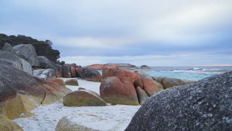 Overcast-morning-at-Bay-of-Fires-cosy-corner-beach-Tasmania,-panning-shot