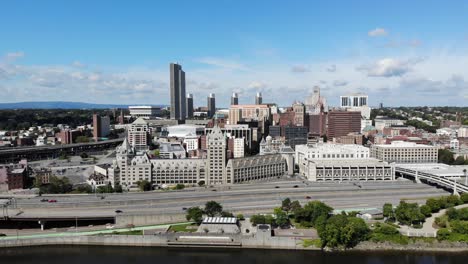 Die-Skyline-Von-Albany,-New-York,-An-Einem-Wunderschönen-Herbsttag