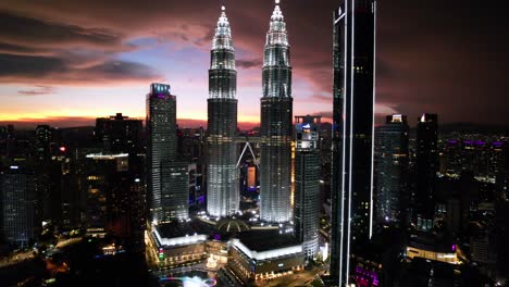 Antena-De-Gran-Altitud-Volando-Con-Vistas-Al-Horizonte-Y-La-Torre-De-Kuala-Lumpur-Durante-La-Puesta-De-Sol-En-El-Centro-De-La-Ciudad