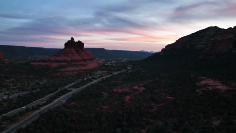 Autos-Fahren-Durch-Arizona-State-Route-179-Entlang-Bell-Rock-Butte-Bei-Sonnenuntergang-In-Arizona