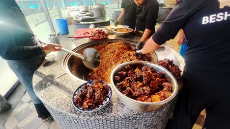 Un-Hombre-Prepara-Plov-O-Osh-En-El-Centro-Plov-De-Asia-Central-En-Tashkent,-Uzbekistán,-Septiembre