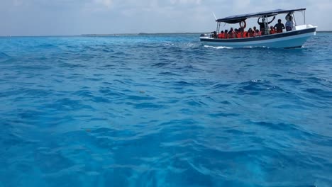 Turquoise-blue-waters-of-the-Caribbean-Sea-on-the-island-of-Cozumel,-Mexico