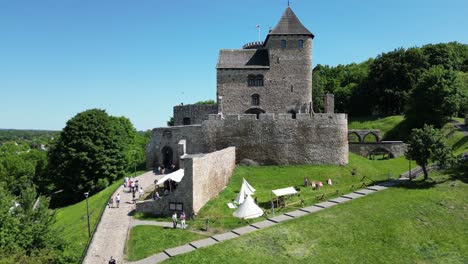 Castillo-Medieval-Con-Torreta,-Paredes-De-Piedra-Blanca-Y-Patio-Durante-Un-Hermoso-Día-De-Verano-Rodeado-De-Exuberante-Vegetación,-Bajo-Un-Cielo-Azul-Claro