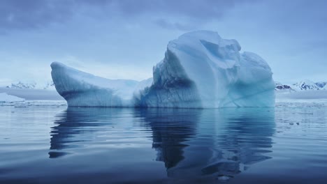 Toma-Aérea-De-Drones-De-Icebergs-Antárticos,-Grandes-Y-Hermosos-Icebergs-Flotando-En-El-Océano-En-El-Hermoso-Mar-Del-Sur-En-La-Península-Antártica,-Reflejo-De-La-Formación-De-Hielo-En-Aguas-Tranquilas-Y-Tranquilas