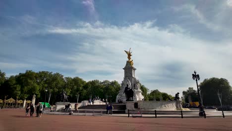 Wenn-Man-Tagsüber-Das-Victoria-Memorial-In-London,-England,-Betrachtet,-Ruft-Diese-Szene-Das-Konzept-Historischer-Ehrfurcht-Und-Kultureller-Bedeutung-Hervor