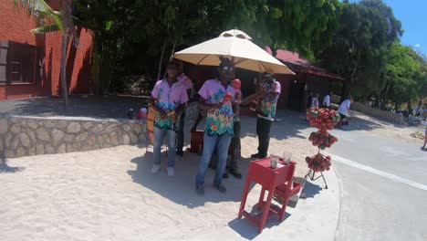 Clip-De-Haitianos-Cantando-Tocando-Maracas-Y-Vendiendo-En-La-Isla-De-Labadee