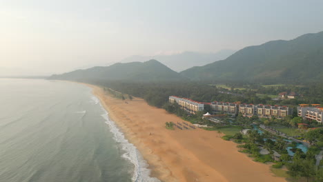 Un-Lujoso-Complejo-Vacacional-Asiático-Descansa-En-La-Playa-De-Laguna-En-Lang-Co,-Vietnam,-Temprano-En-La-Mañana.