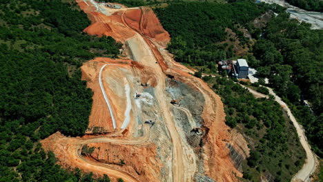 Bau-Einer-Straße-Durch-Die-Berge-Entlang-Des-Flusses-Pineios-In-Kalampaka,-Griechenland