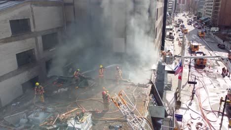 Los-Bomberos-Luchan-Contra-Un-Incendio-En-El-Centro-De-Montreal,-Con-Humo-Que-Envuelve-Los-Edificios-Y-Respuesta-De-Emergencia-En-Acción,-Durante-El-Día