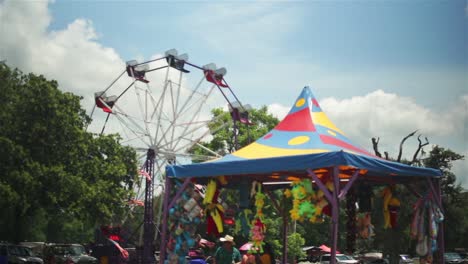 Vista-Panorámica-De-Un-Carnaval-Con-Un-Cielo-Azul-De-Fondo