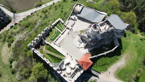 Castillo-Medieval-De-Rabsztyn-Con-Una-Torre,-Murallas-Y-Un-Patio-Durante-Un-Hermoso-Día-De-Verano-Rodeado-De-Exuberante-Vegetación,-Hierba-Y-árboles