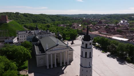 Drone-Delantero-Disparado-Sobre-La-Catedral-De-Vilnius,-El-Campanario-Y-La-Plaza-Principal