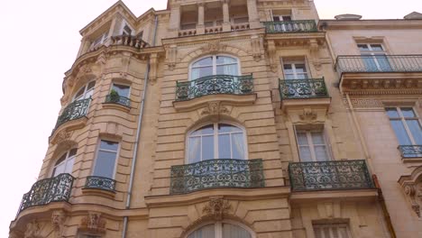 Low-Angle-Aufnahme-Der-Architektur-Der-Gebäude-In-Nantes-In-Frankreich