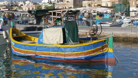 Marsaxlokk,-Malta---14-De-Octubre-De-2019:-Barco-Pesquero-Tradicional-Maltés-Pintado-Llamado-Luzzu-En-El-Pueblo-Pesquero-De-Marsaxlokk-En-La-Isla-De-Malta-En-El-Mar-Mediterráneo